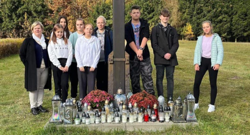 Uczniowie z Okonka zadbali o zapomniane groby