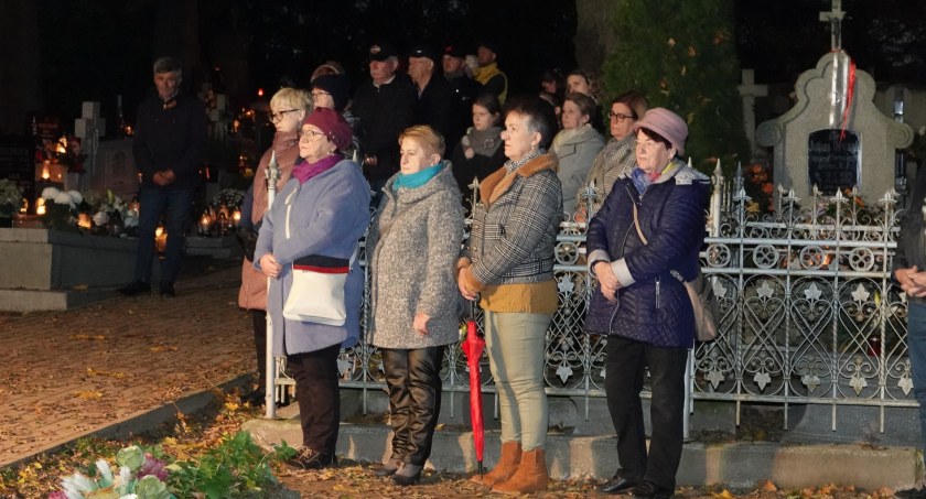 Zaduszki poetyckie na cmentarzu w Łobżenicy