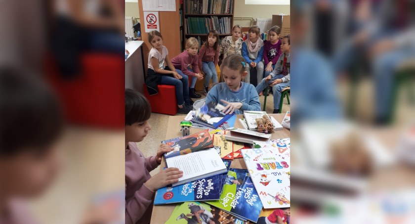 Dzień Postaci z Bajek w Złotowie. Uczniowie z Polski i Ukrainy czytali wspólnie
