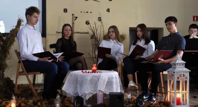 Zaduszki poetyckie w Zespole Szkół Ekonomicznych im. Jana Pawła II w Złotowie  