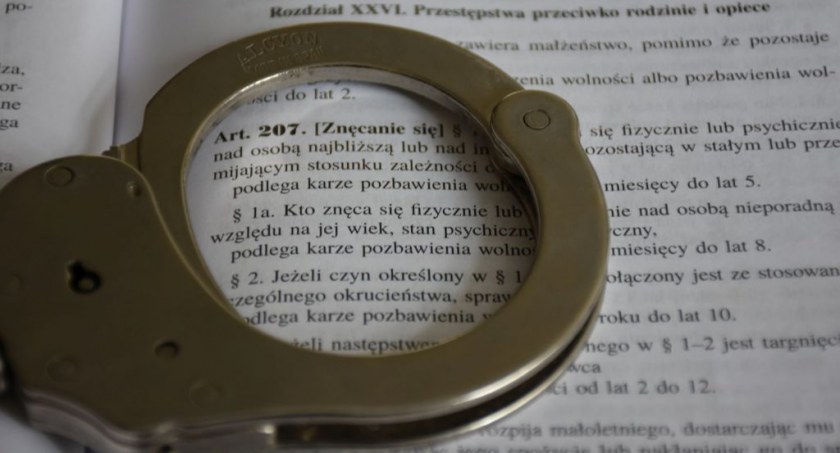 Bił swoją partnerkę i dusił jej syna. Mieszkaniec gminy Złotów usłyszał zarzuty