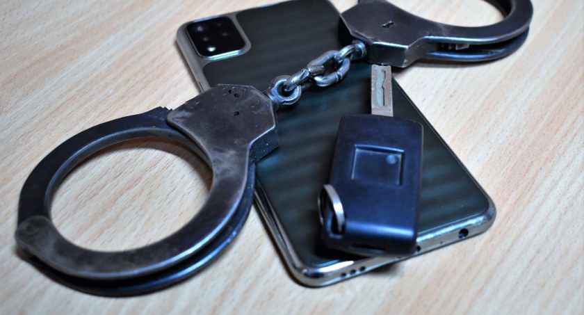 Okonek: Ukradł telefon i chciał uciec. Był nietrzeźwy
