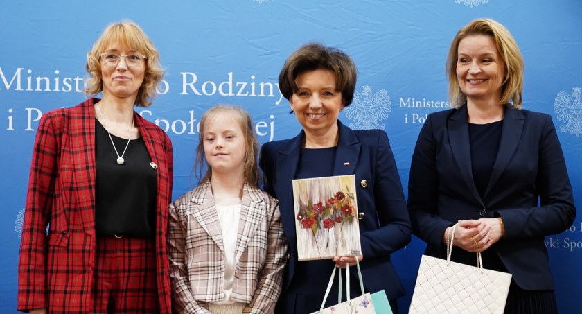 Obrazy Wanessy Bąkowskiej w Warszawie. Wystawa podczas wręczenia odznak Primus in Agendo