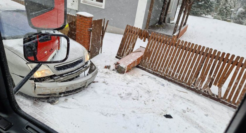 Kolejne zdarzenie w Skórce. Auto osobowe uderzyło w płot!