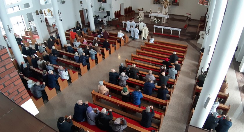 Coraz mniej z nas chodzi do kościoła