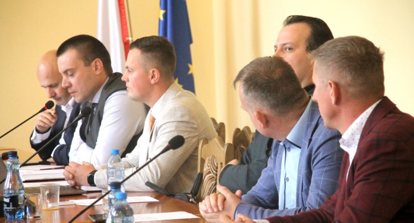Cztery centymetry asfaltu zamiast ośmiu na odcinku Budy–Brzeźnica, na zachętę