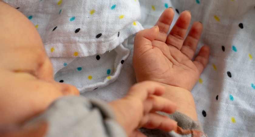 Noworodek i niemowlęta wśród chorych na covid–19