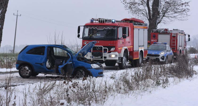 Wypadek na trasie Łąkie - Scholastykowo. Pasażer zakleszczony w pojeździe