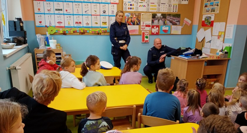 Policjanci w szkole w Zalesiu. Spotkali się z najmłodszymi uczniami