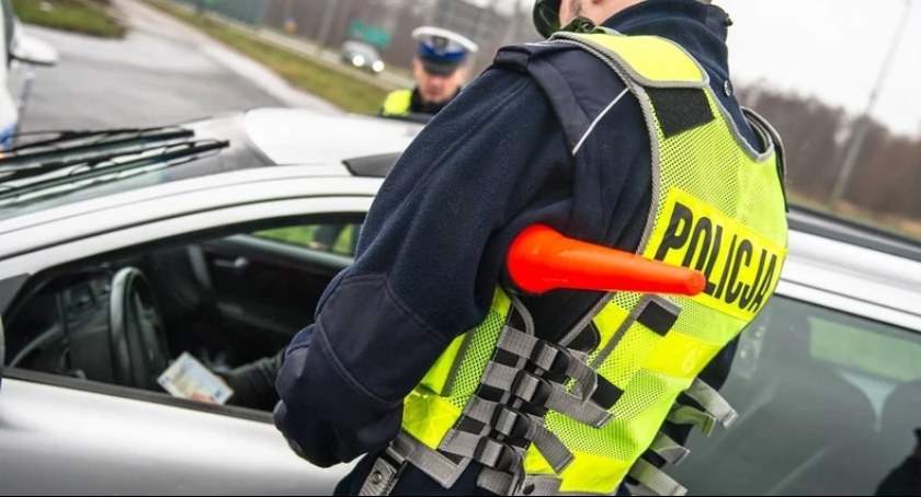 Kierował samochodem niedopuszczonym do ruchu. Miał tablice rejestracyjne z innego pojazdu