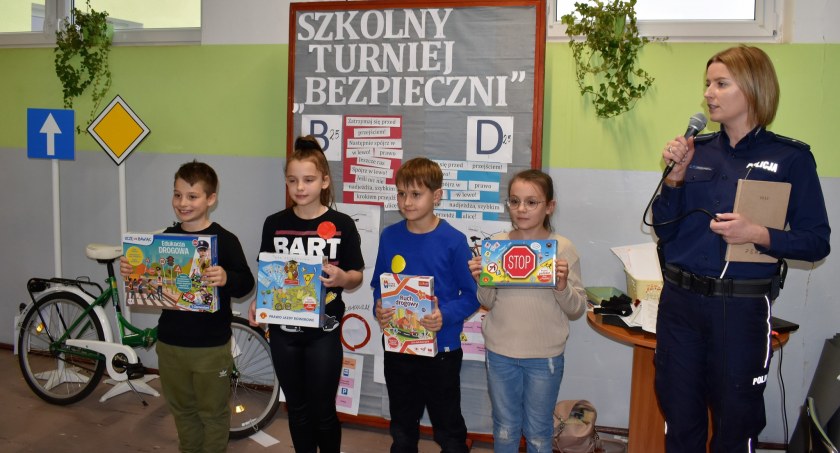 Szkolny turniej wiedzy o bezpieczeństwie na drodze. Bezpieczni w Szkole Podstawowej nr 3
