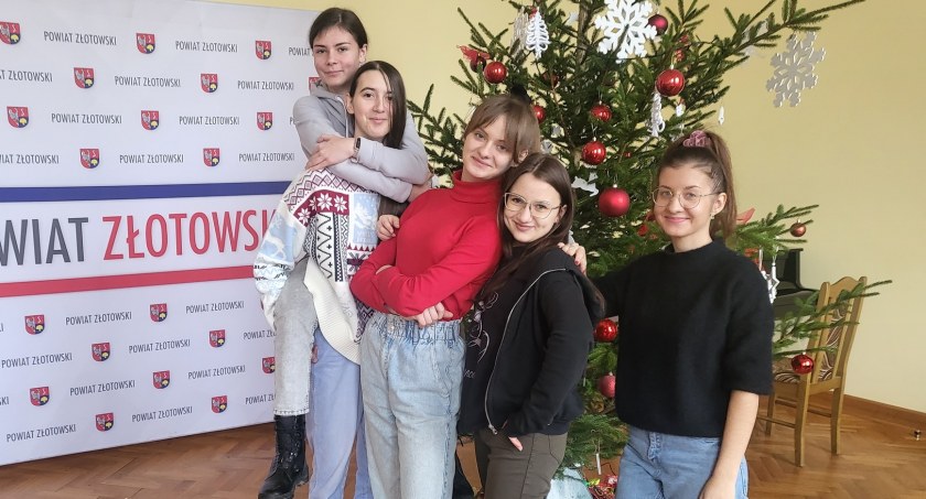 Choinki w starostwie to zasługa dziewczyn z Powiatowego Ogniska Pracy Pozaszkolnej