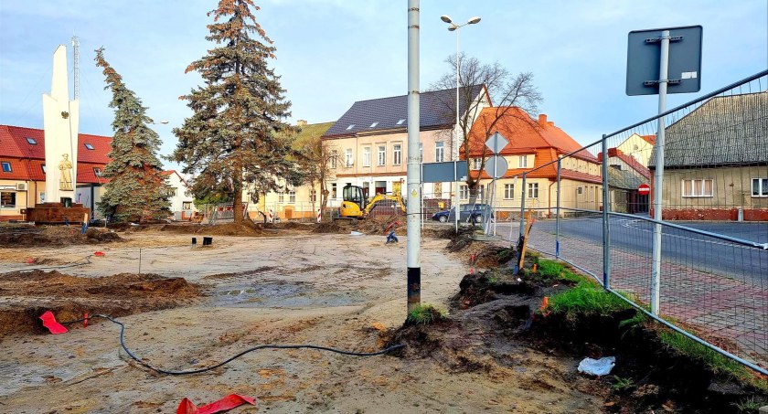 Ludzie pytają, kiedy na Placu Wolności pojawią się robotnicy