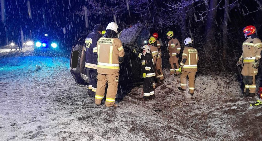 Dachowanie koło Kujana. Kierowca zabrany do szpitala