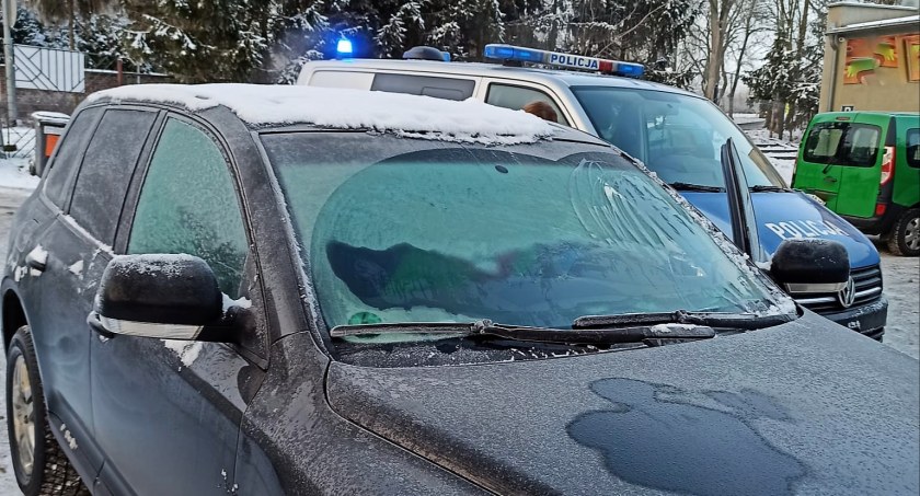 Mieszkanka Złotowa jechała z zamarzniętymi szybami. Grozi za to do 3 tys. zł kary!