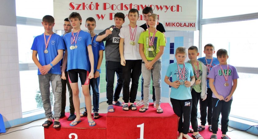Mikołajkowe zawody pływackie szkół podstawowych