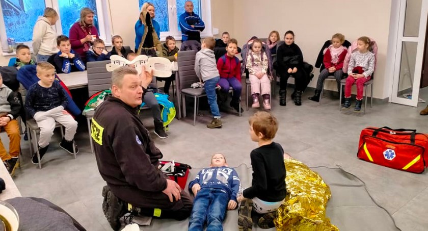 Strażacy w Sypniewie pokazywali dzieciom, jak udzielać pierwszej pomocy