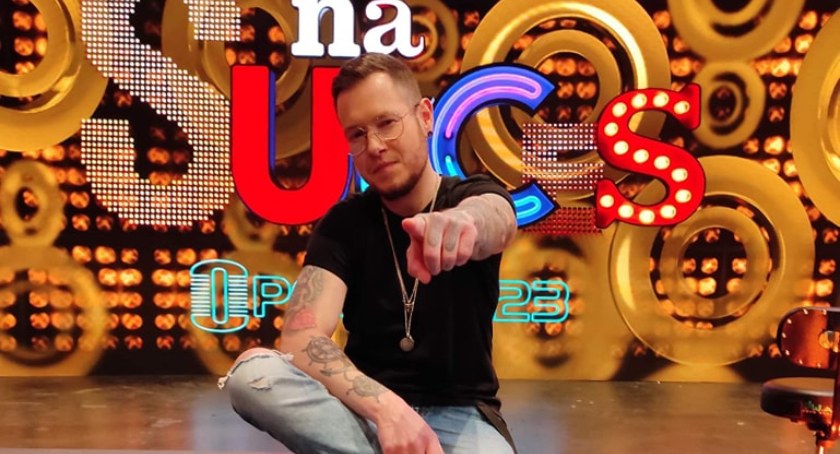 Wokalista zespołu Nadmiar w finale Szansy na Sukces. Tomasz Besser walczy o marzenia