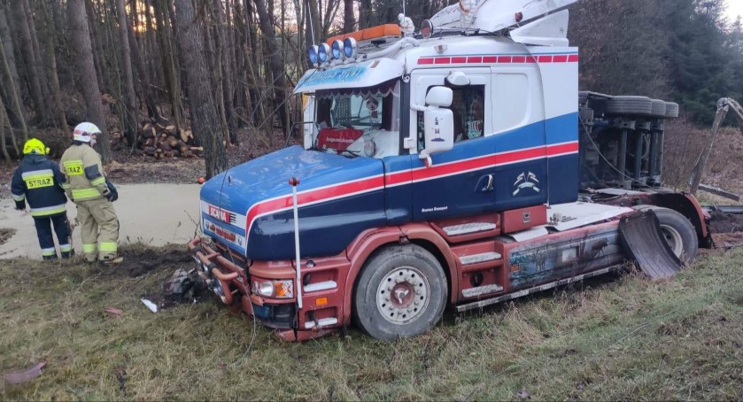 Wypadek w Ptuszy. Samochód ciężarowy uszkodził słup wysokiego napięcia