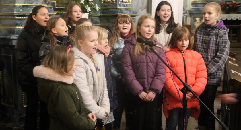 Orkiestra grała, dzieci śpiewały