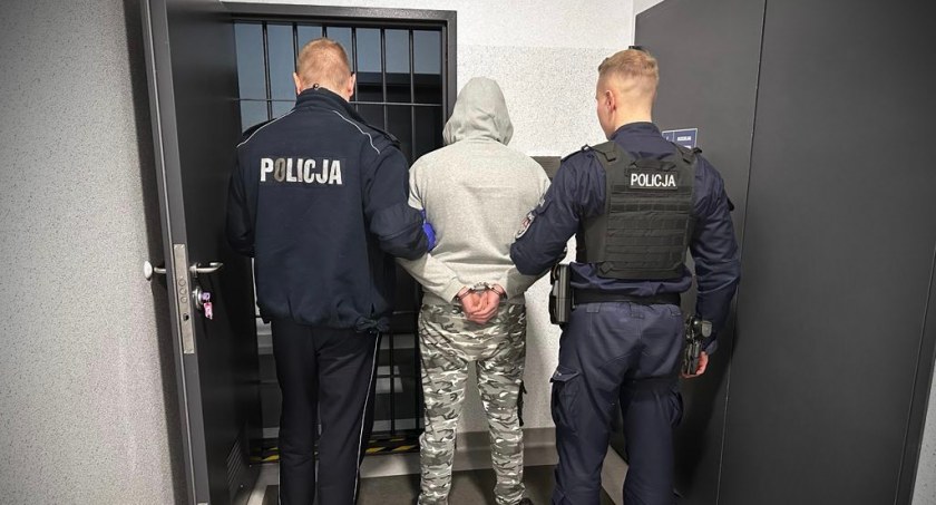 Narkotyki, skradziony pojazd i karta bankomatowa. Policjanci wykryli przestępstwa dzięki kolizji w centrum miasta