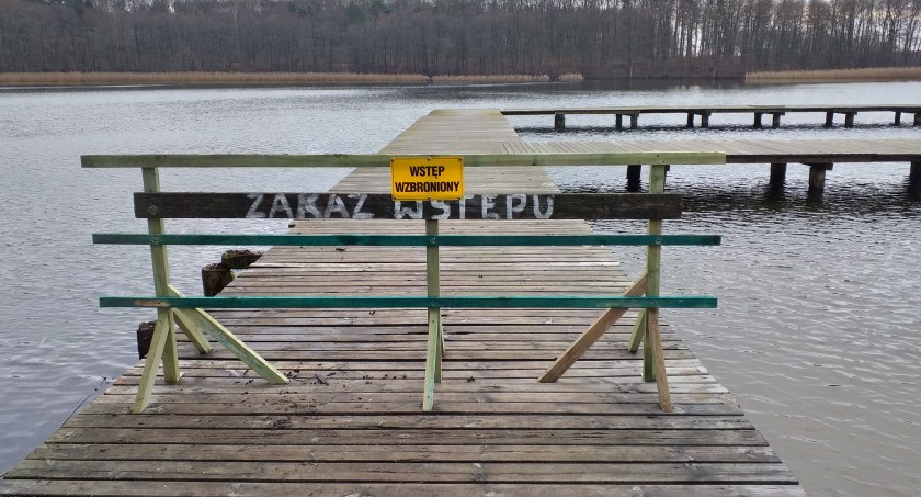 Zakaz wstępu na pomosty przy plaży na Jeziornej