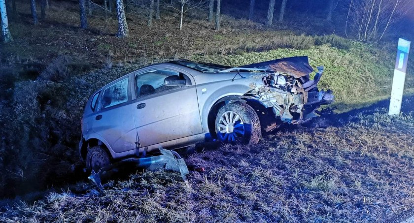 Dachowanie koło Skórki. W aucie kobieta i dwójka dzieci