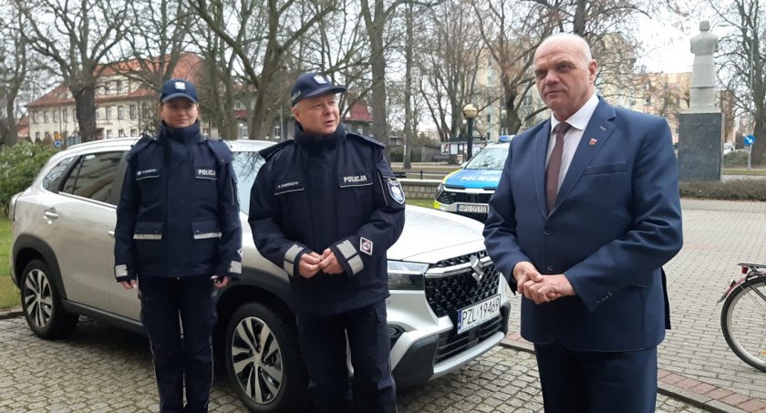 Policjanci podsumowali 2022 rok. Starosta przekazał mundurowym samochód