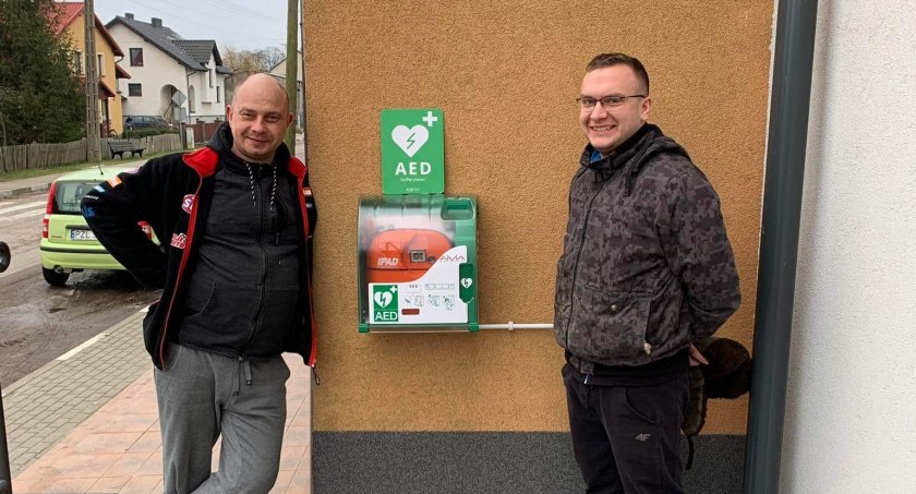 Defibrylator zewnętrzny w centrum Starej Wiśniewki