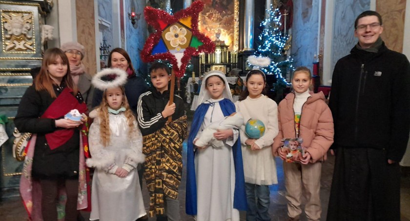 Młodzi kolędnicy ze Szkoły Podstawowej nr 1 w Złotowie