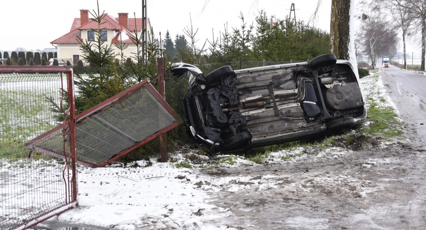 Kolizja w Tarnówczynie. Auto zatrzymało się na bramie i drzewie