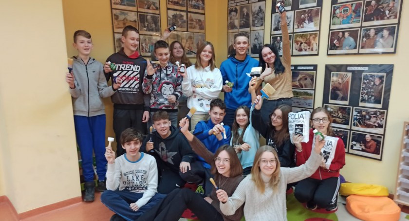 Pomaluj klasę, czyli młodzież z Górznej w ferie nie próżnuje
