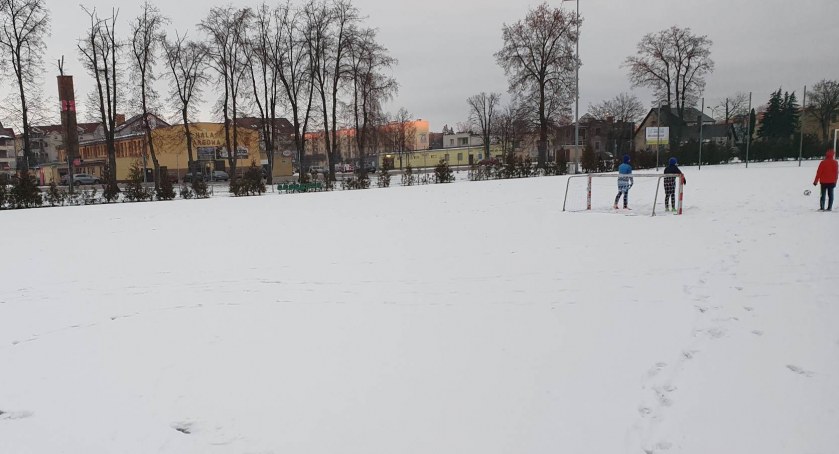 Czy odśnieżane miejskich boisk powinno być standardem?