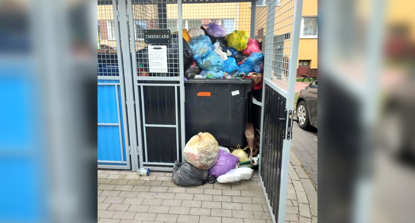 Śmieci nie mieszczą się w kubłach przy złotowskich blokach