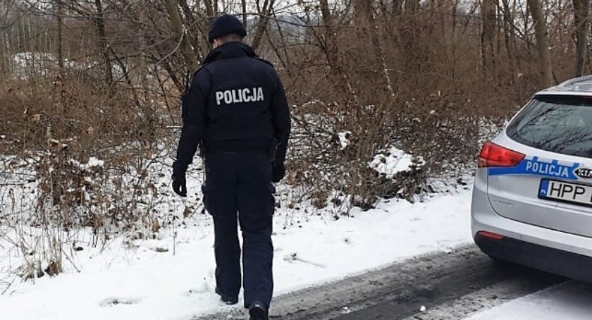 Policjanci pomogli bezdomnemu obcokrajowcowi. Szedł wzdłuż drogi bez kompletnego ubrania