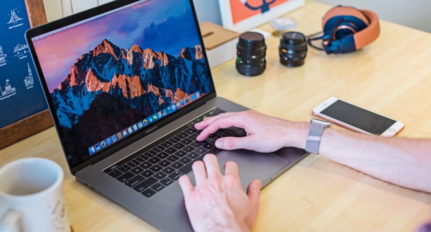 Jak naprawić uszkodzoną obudowę laptopa?