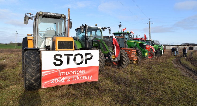 Rolnicy z powiatu protestują. Utrudnienia na trasie Jastrowie - Podgaje