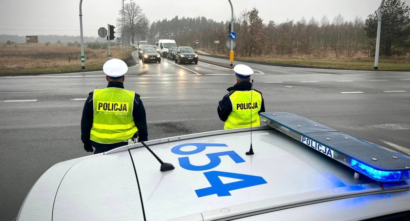 Czasowa blokada na drodze Jastrowie - Piła. Trwa usuwanie skutków kolizji z udziałem pijanego kierowcy