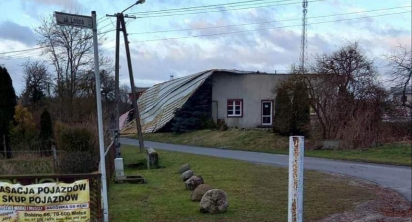 W nocy i rano silnie wiało. Strażacy mieli ręce pełne roboty