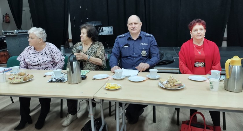 Spotkanie dzielnicowego z seniorami. Jak uniknąć próby oszustwa?