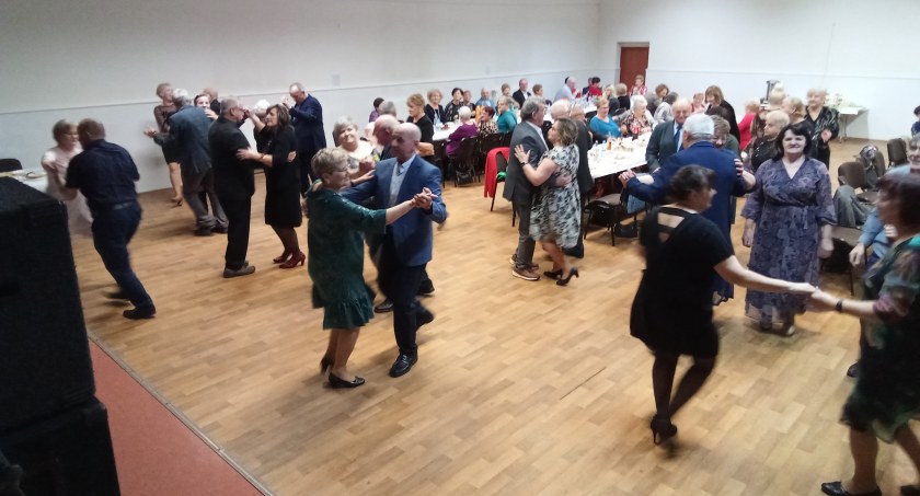 Zabawa karnawałowa jastrowskich seniorów w WDK w Sypniewie