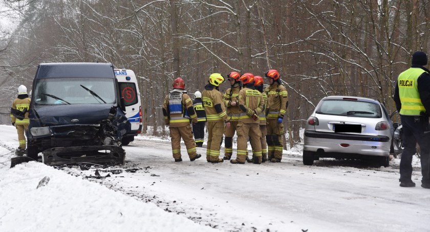 Czołowe zderzenie między Jastrowiem a Górzną. Trzy osoby w szpitalu [AKTUALIZACJA]
