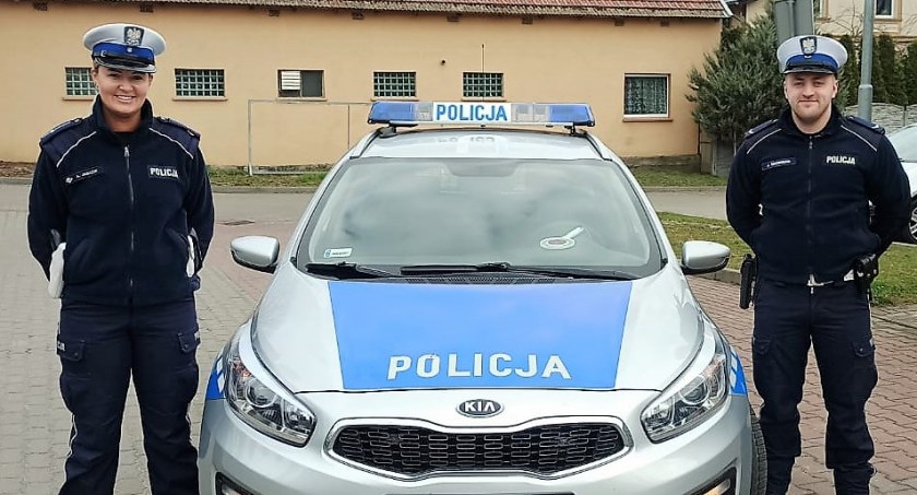 Kierowca tracił przytomność. Pomogli mu złotowscy policjanci