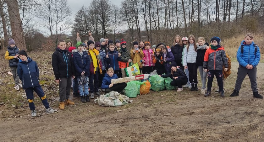 Uczniowie Szkoły Podstawowej nr 3 w Złotowie posprzątali brzeg jeziora