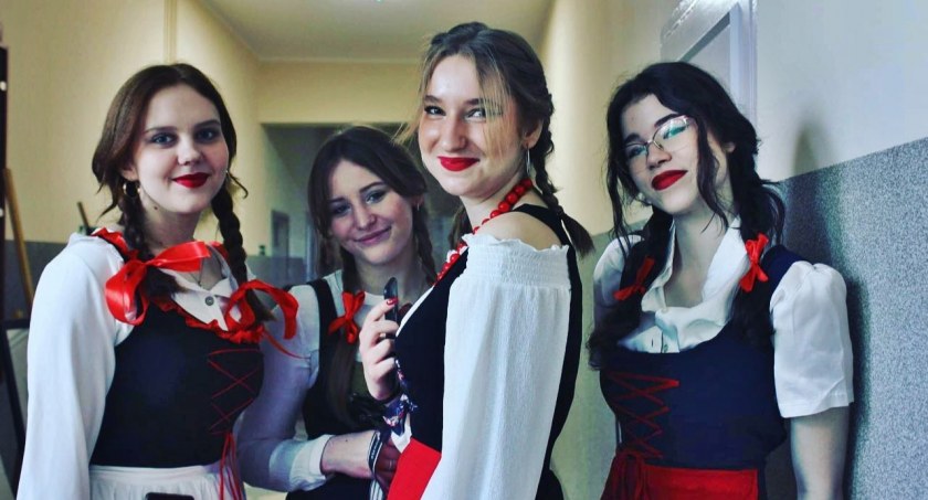 Wiosennie i światowo w złotowskim Ogólniaku 