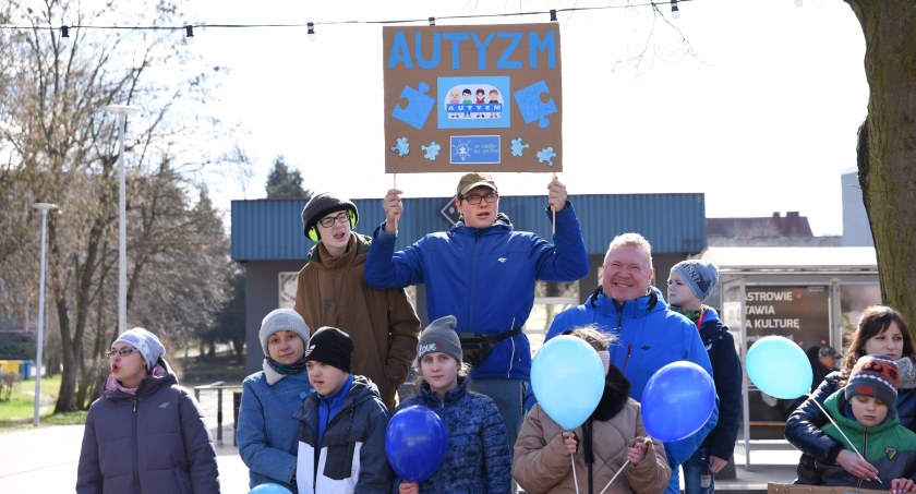Manifestacja w Jastrowiu z okazji Dnia Świadomości Autyzmu
