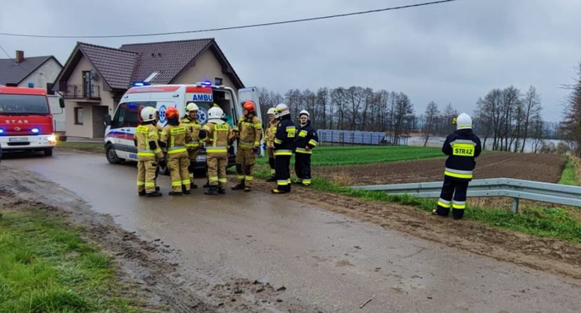 Pijany wjechał w pole. Nie mógł opuścić pojazdu o własnych siłach