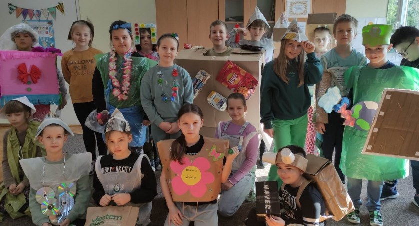 Dzień Ziemi w Szkole Podstawowej w Krajence. Uczniowie zaprezentowali ekologiczną modę
