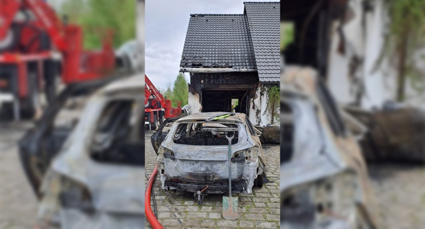 Pożar garażu i dwóch samochodów osobowych. Jedna osoba z licznymi oparzeniami