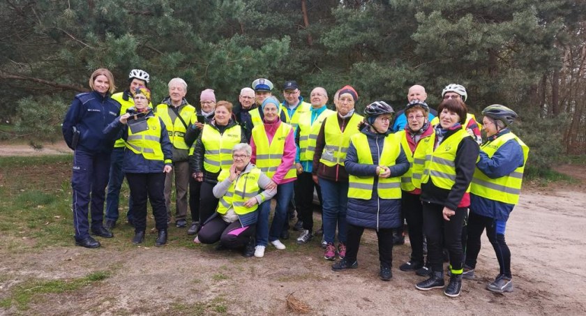 Spotkanie złotowskich policjantów z grupą rowerową Uniwersytetu Trzeciego Wieku